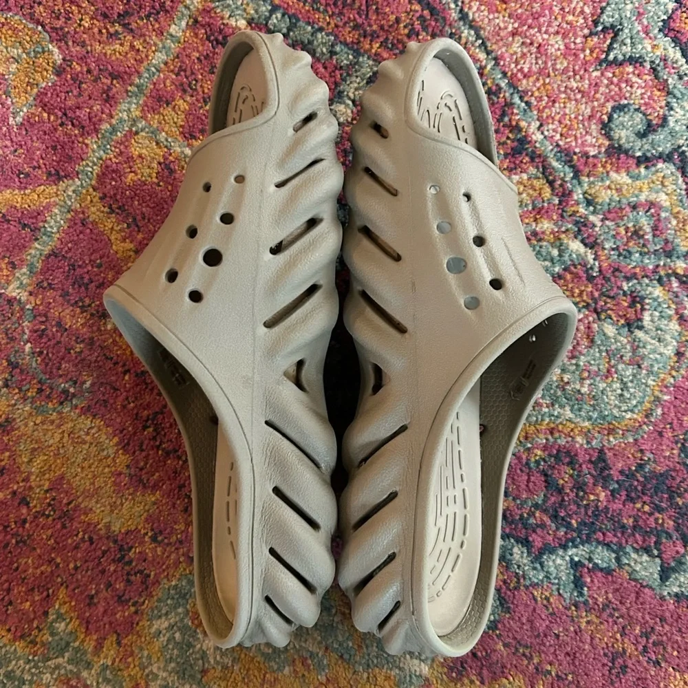 CROCS | Unisex Tan ‘Tumbleweed’ Echo Slide Shoes Mens size 8 Women’s Size 10